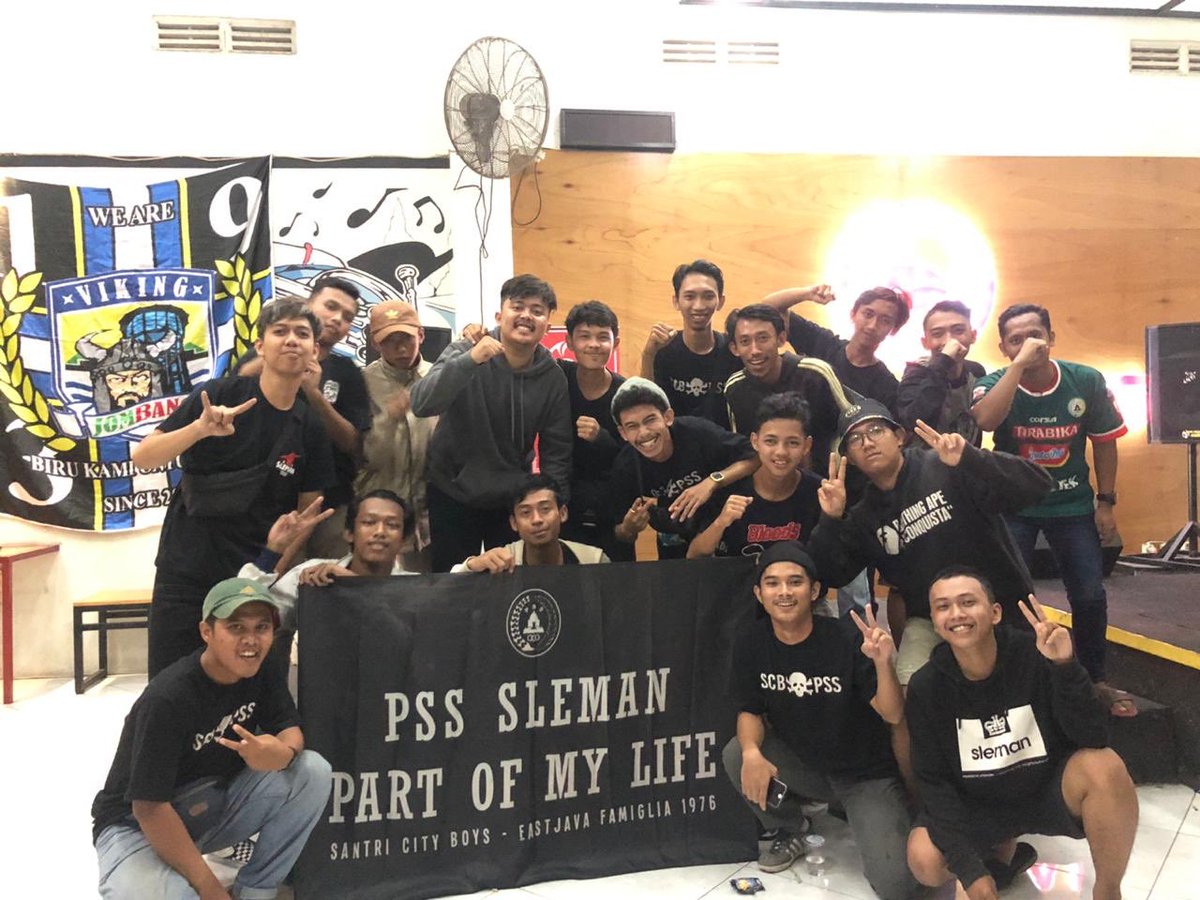 nobar bersama <a href="/VikingJombang/">Viking Jombang</a> 
foto barengnya ilang,jadi foto sama flagnya aja ya 😋