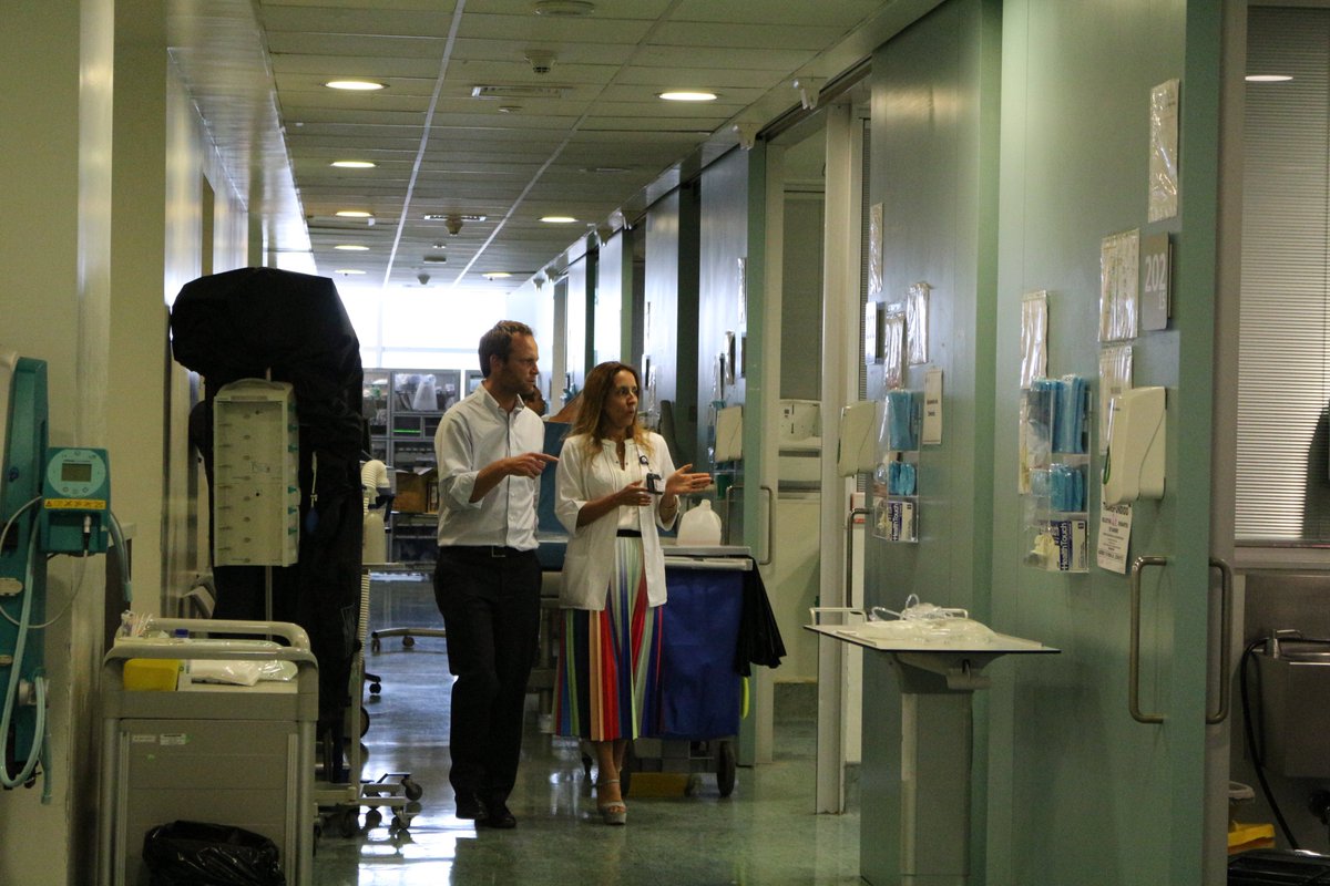 MagdaGalarce's tweet photo. En @Hosp_EloisaDiaz estamos preparándonos para enfrentar mejor la #pandemia. Vamos a complejizar todas nuestras camas, llegando a tener 24 camas UCI. Hoy subsecretario @arturozunigaj nos visita para conocer en terreno este plan #CuidemosnosEntreTodos #Covid_19 https://t.co/ezKvPvq0d2