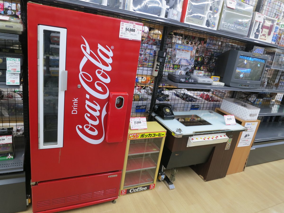 ハードオフ柏高柳駅前店 試遊ブース更に進化 コカコーラ 冷蔵庫 冷えます ポッカコーヒー 缶ウォーマー 温まります テーブルゲーム機 電源入りますが鍵がない為 貯金箱状態 ちっちゃい ゲーセン がまさかここまでになるとは 是非