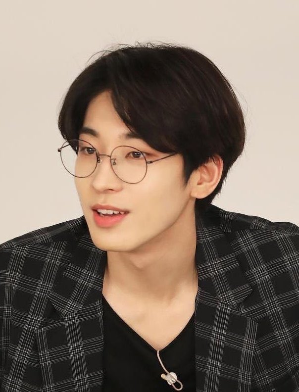 jaunewonu's tweet image. wonwoo in this hairstyle, yes.