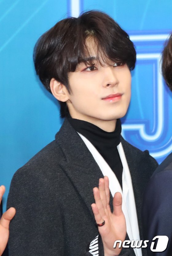 jaunewonu's tweet image. wonwoo in this hairstyle, yes.