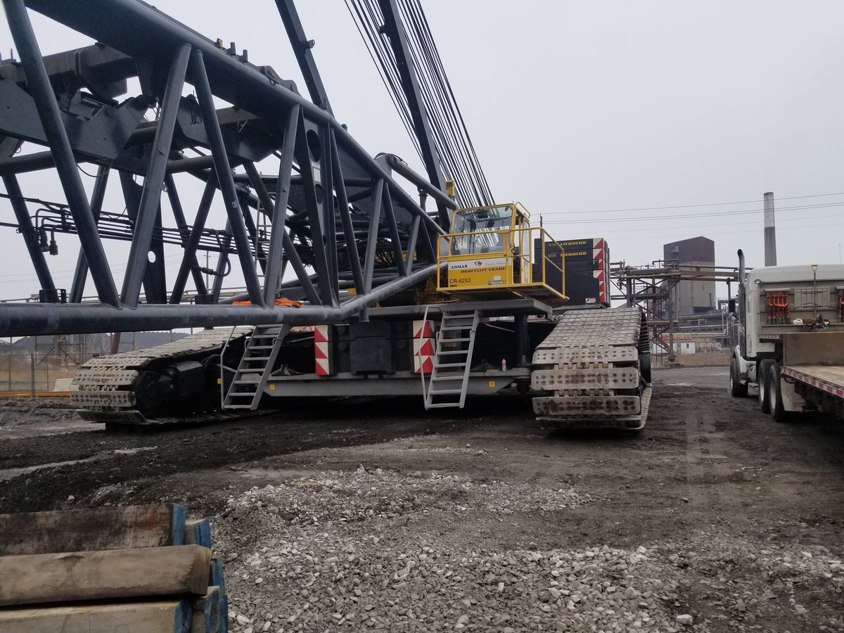 Petefordf1's tweet photo. I was working on this old grove RT crane today. At the same time one of our operators @ModernCrane1 was assembling a LTM1750 liebherr. With a 80 ton crossover terex https://t.co/xzah46FMIo