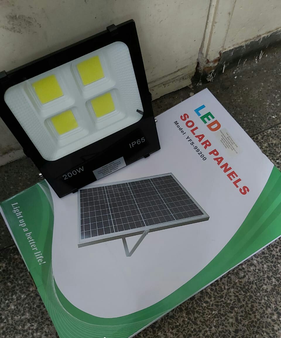 Gideon_Kitheka's tweet photo. SOLAR FLOODLIGHTS.
Power: 200watts.
Discharging Time: 24hours
Solar Panel: Poly 9v/40w
Inbuilt Battery: 36000mA
Coverage: 150m2 https://t.co/hWeNY74OTu https://t.co/0M1Qu3X8SC