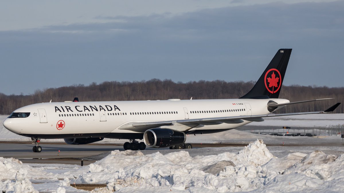 Mark__Brandon's tweet photo. PHOTOS:
Due to the ongoing #COVID19 crises, @AirCanada has begun to store some of their aircraft, including their widebodies like the #A333 #CGHKW and B77W #CFITW which were ferried into #YMX #airport... hopefully for they will be back in the skies... https://t.co/kBQvFh5pXA