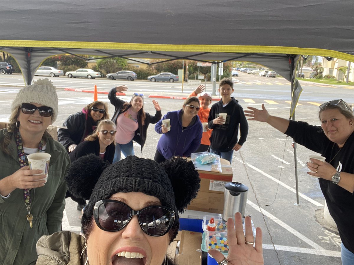 CajonValleyUSD's tweet image. Thank you volunteers for providing lunches to our students on Day 4. Your dedication l, caring, and love for our students is evident. #CVStrong #YouBelong