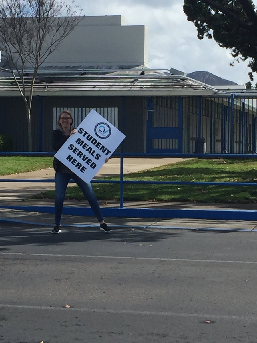 CajonValleyUSD's tweet image. Thank you volunteers for providing lunches to our students on Day 4. Your dedication l, caring, and love for our students is evident. #CVStrong #YouBelong