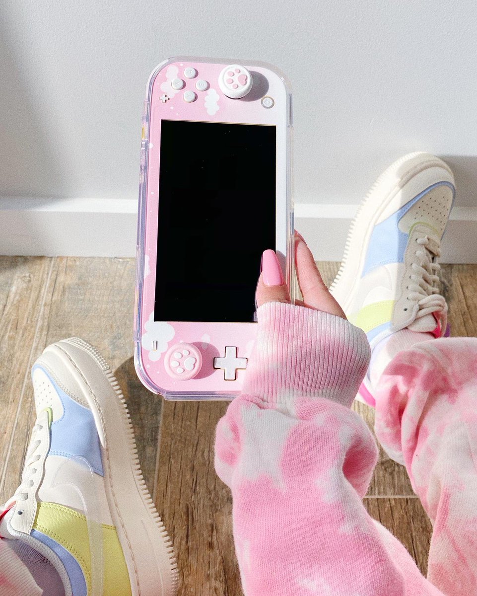 HEARTDEFENSOR's tweet image. did my hair, makeup and got dressed just to wait for midnight so I can play #AnimalCrossingNewHorizon 🥰👉🏻👈🏻