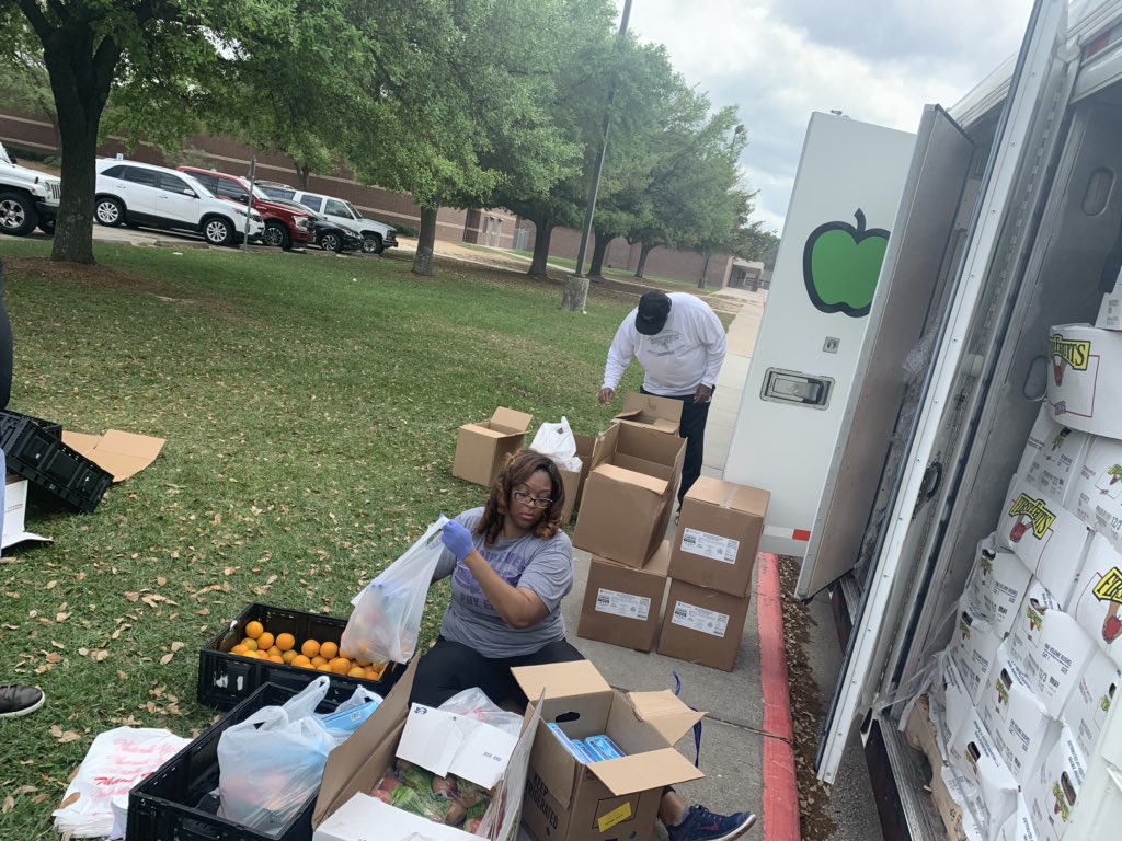 MandeleDavis's tweet photo. Together, the @Eisenhower_AISD &amp; @YESPrepIKE Team served 16,200 lbs of food to our community in 4.5 hr of nonstop service to help 500+ families. A few more families don’t have to worry as much about meals. Thank you @HoustonFoodBank @AldinePolice for making today a blessing. https://t.co/sZ4rL3twYS