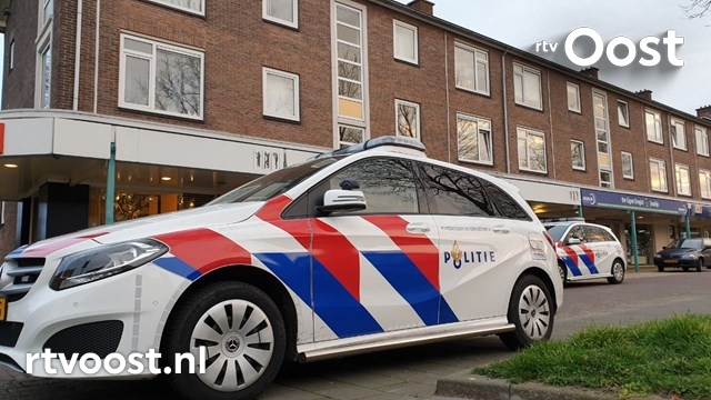 Politie rukt uit voor melding steekincident in Enschede. #rtvoost.