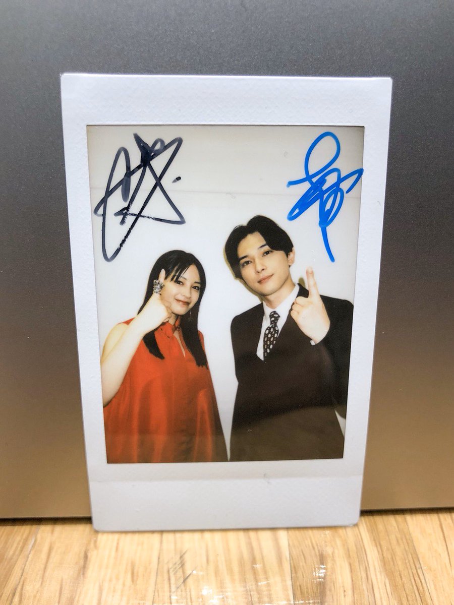 LINEmanga's tweet photo. 📣LINE LIVEいかがでしたか👀？
映画『#一度死んでみた』は本日より公開🎞

#広瀬すず さん &amp; #吉沢亮 さんの
サイン入りチェキを抽選で1⃣名様に🎁

🔻応募方法
①@LINEmangaをフォロー
②このツイートをRT

今なら #LINEマンガ で
5⃣話無料で読めちゃいます📚
👉https://t.co/xwHfBHbM6x https://t.co/6hqa6VSss6