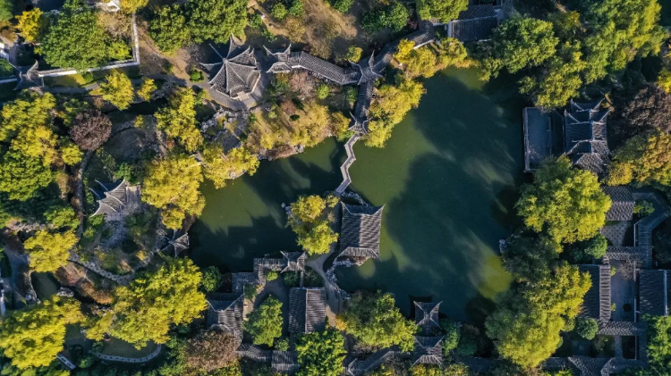 Kunshan_China's tweet photo. Today marks “Chunfen,” or Spring Equinox, the 4th solar term in the Chinese lunar calendar. The Day and night lengths are equal on this day. Let the enchanting spring scenery of Qiandeng ancient town in #Kunshan treat your eyes and mind during the tough time. https://t.co/qDRuDh1Sos