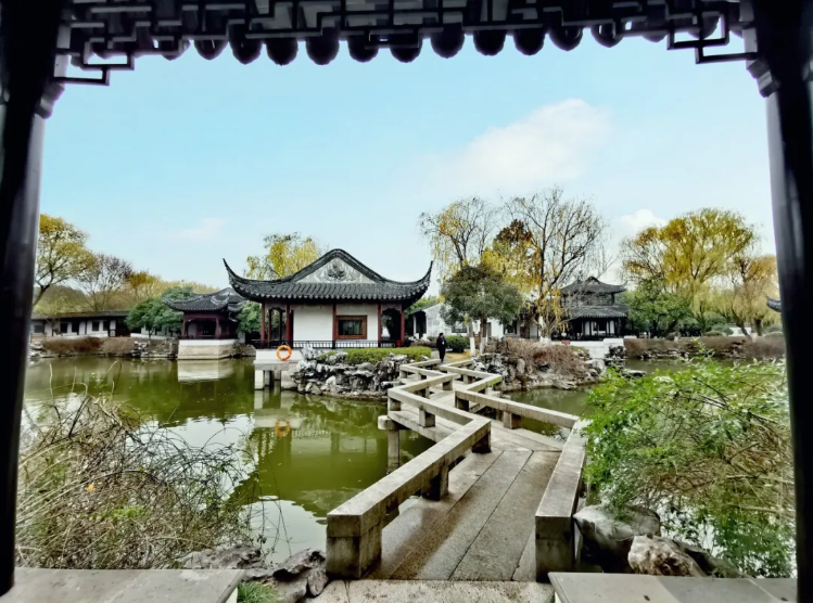 Kunshan_China's tweet photo. Today marks “Chunfen,” or Spring Equinox, the 4th solar term in the Chinese lunar calendar. The Day and night lengths are equal on this day. Let the enchanting spring scenery of Qiandeng ancient town in #Kunshan treat your eyes and mind during the tough time. https://t.co/qDRuDh1Sos