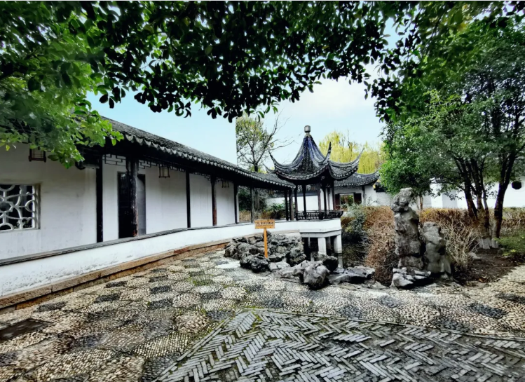 Kunshan_China's tweet photo. Today marks “Chunfen,” or Spring Equinox, the 4th solar term in the Chinese lunar calendar. The Day and night lengths are equal on this day. Let the enchanting spring scenery of Qiandeng ancient town in #Kunshan treat your eyes and mind during the tough time. https://t.co/qDRuDh1Sos