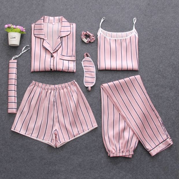 Satin sleepwear is a need! And yes, one set dapat semua dalam gambar tu. Siapa naak?😍