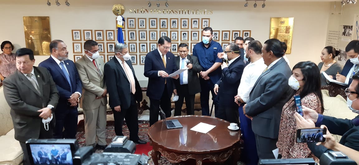 MariaLuisaHayem's tweet image. Esta mañana presentamos a la @AsambleaSV un paquete de siete decretos para respaldar las medidas de respuesta y alivio económico ante la crisis del COVID-19. #AlertaCOVID19SV