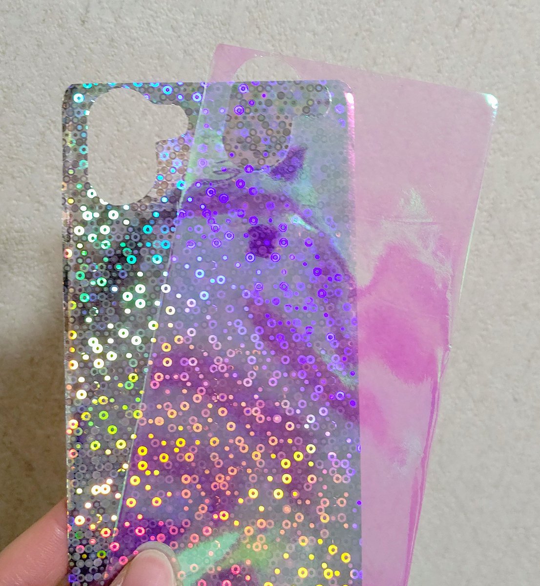 ジジ ちなみにホログラムの上からオーロラシートも挟んであるので若干赤と紫寄りなカラーになってます