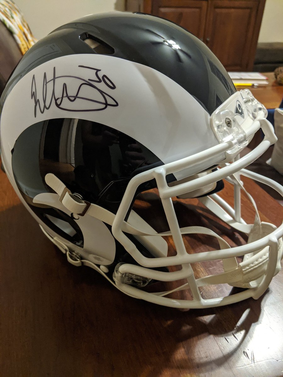 CTtwo_three's tweet photo. @RamsNFL I could find a way to deal with the new logo even if it is real but now y'all really tryin to kill me... @slotgod23 @TG3II just like that 😭 https://t.co/0VIWv7moFr
