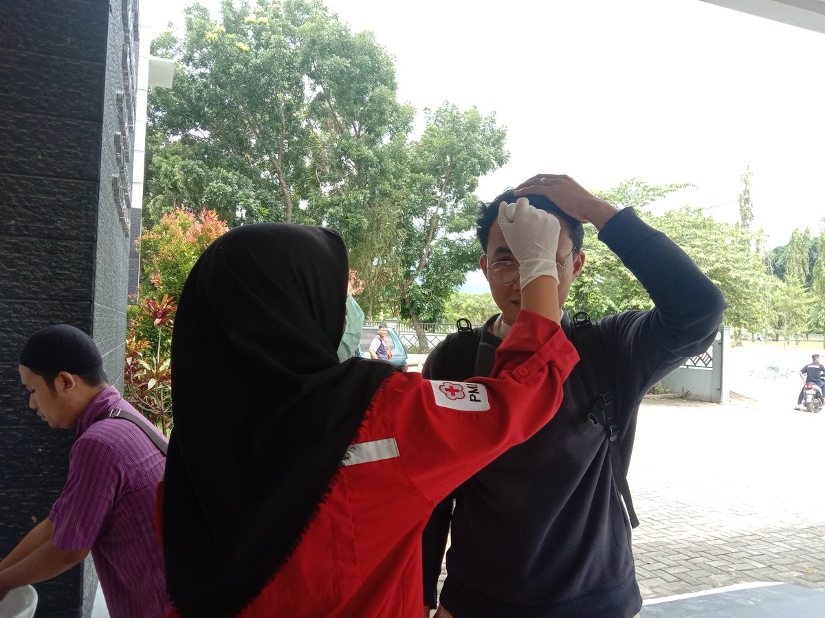 PMIKabTegal's tweet photo. Halo sahabat PMI, jangan takut untuk Donor Darah ya, sebelum masuk gedung PMI kabupaten Tegal kalian harus mencuci tangan dan di cek suhu tubuhnya. Jika suhu dibawah 37,5°C Sahabat PMI boleh melanjutkan prosedur donor darah seperti biasanya 
#donoraman #donordarah #PMI https://t.co/owE9hOr4h3