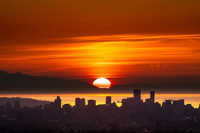 Staying positive. Looking on the bright side of things. #vancouver #vancity #sunset .
.
.
.
#vancouverisawesome #yvr #myportcity #explorebc #nikond850 #🌇 #🌅