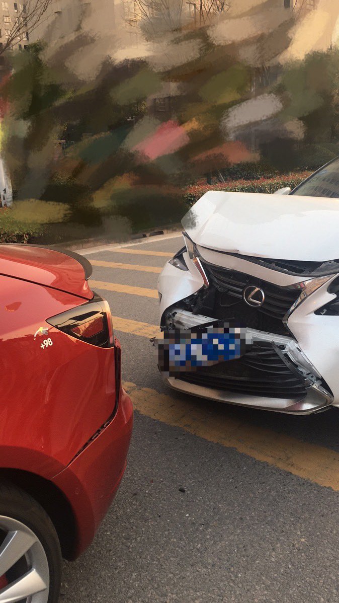 jsrdctz's tweet photo. @vincent13031925 @elonmusk Want to express my thanks to Tesla. I was in No. 3 car in a four car collision accident yesterday. Tesla stopped by itself before it hit the car No.2. However my rear was damaged. But check out the front part of Car No. 4! Please place my Roadster order. https://t.co/yWZfy0mOIE