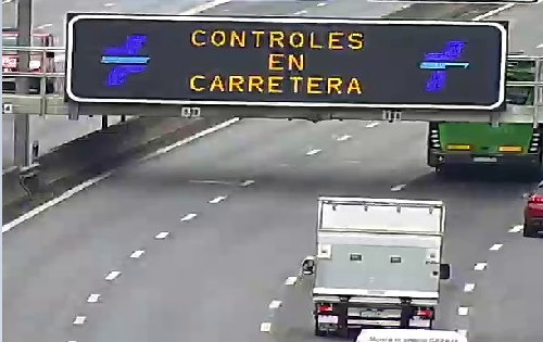 DGTes's tweet photo. Se establecen controles en las #carreteras de salida de las grandes ciudades para evitar desplazamientos a segundas residencias.

👉Ayer #DGT y @guardiacivil  realizaron 30.000 controles en carretera y se van a reforzar durante todo el fin de semana.

#EsteVirusLoParamosUnidos 👍 https://t.co/IkKDLOxrZg