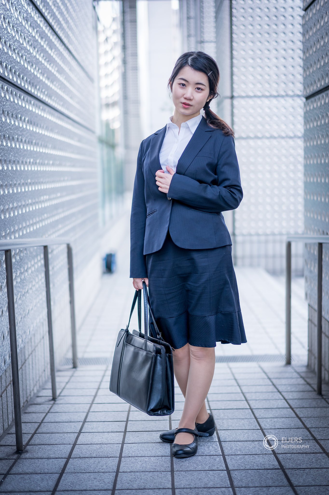 女性　スーツ　ポートレート 春に向けてプレッシャーズポートレート 彼女自体は新入社員じゃないですが、スーツを着た新入社員なイメージで撮影しました😉  モデル まりの #ポートレート #被写体募集 #スーツ女子 #pasha_magazine #福岡 #東京カメラ部  #PortraitChallenge ...