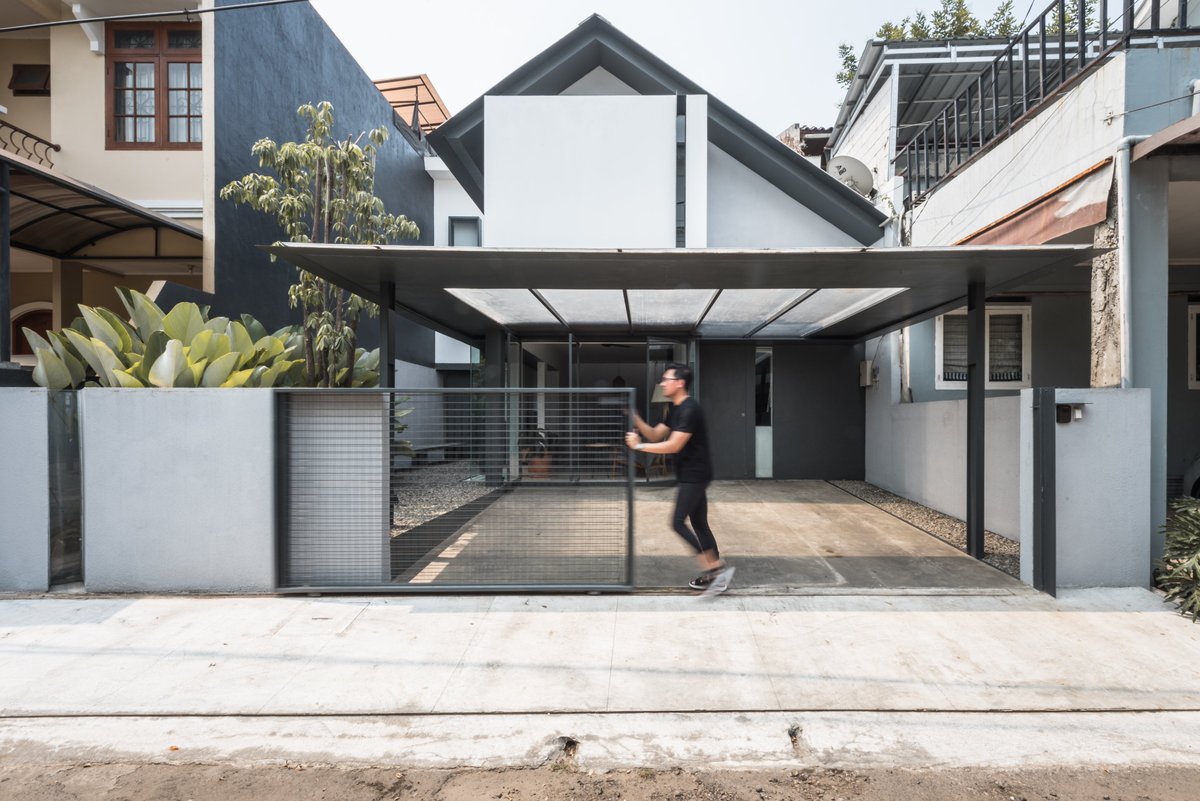 Proyek renovasi rumah tinggal dengan biaya yang minimal.

Tentang DH House Renovation by Dhaniē Sal

-A Thread. #archify