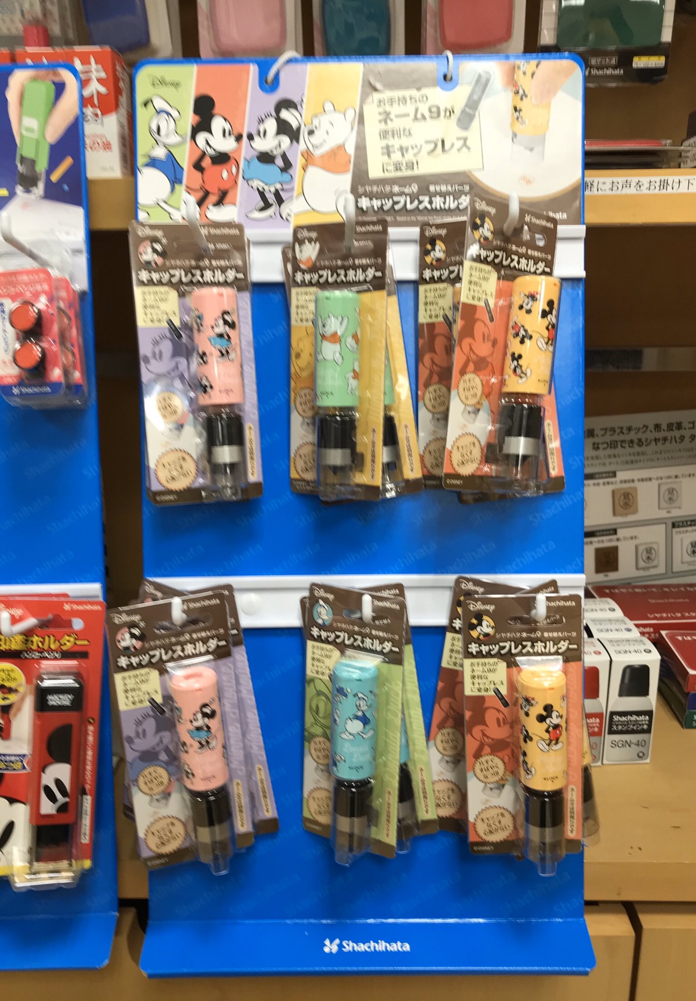 丸善 川越丸広店 新商品 お手持ちのネーム9を キャップレスにチェンジできる シャチハタ着せ替えパーツ キャップレスホルダー ワンタッチでの捺印が可能で ネーム9の使い勝手がワンランクアップ 新生活 にも是非 ディズニー柄4種 丸善 川越丸広店 新商品 お手持ちのネーム9を キャップレスにチェンジできる シャチハタ着せ替えパーツ キャップレスホルダー ワンタッチでの捺印が可能で ネーム9の使い勝手がワンランクアップ 新生活 にも是非 ディズニー柄4種