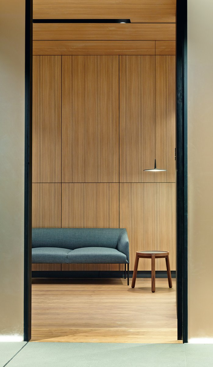 arperofficial's tweet photo. The project for @caixabank introduces an innovative approach to the bank’s offices, with no limits to how these areas can be partitioned off or left open. The interior spaces have been furnished with our Saari collection.
More at: https://t.co/HCIyacsbNS
#ArperProject https://t.co/kOxAQuMg35