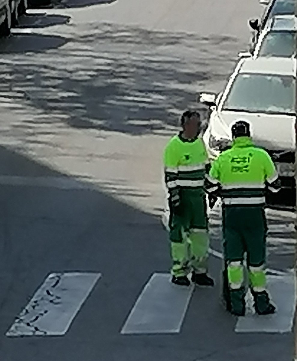 lluisaaguilera's tweet photo. @AjRubi ara mateix 3 treballadors de #Rubinet, (el 3r no em surt a la foto) sense les mesures de protecció que hauríen de dur. Com és possible? #rubicity https://t.co/f0lePJdv6M