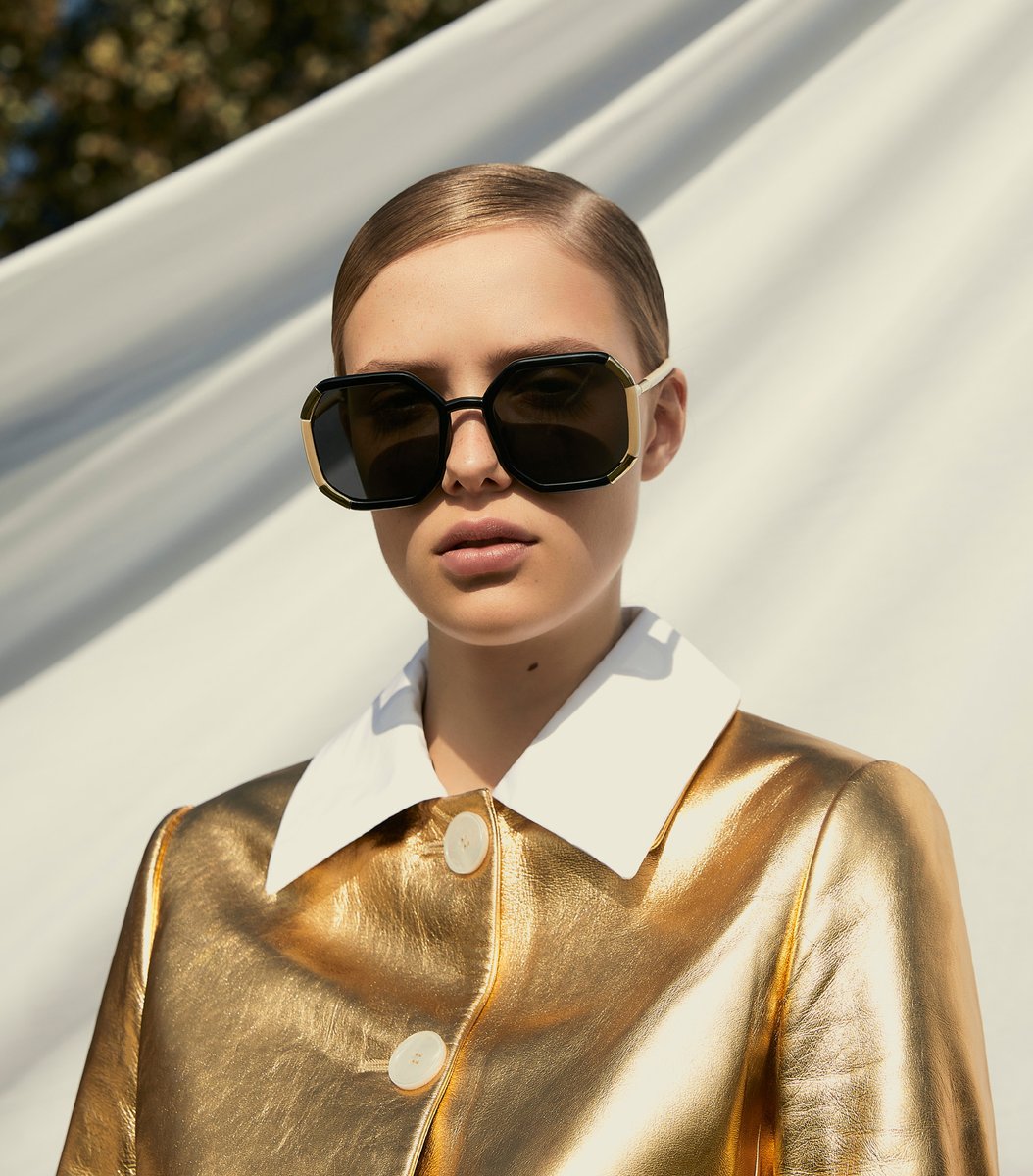 Goldeneye: new #PradaEyewear, and a laminated Napa leather suit with detachable collar.
Discover more at tinyurl.com/vezz28j.
Creative direction #ferdinandoverderi
Styling #olivierrizzo
#Prada