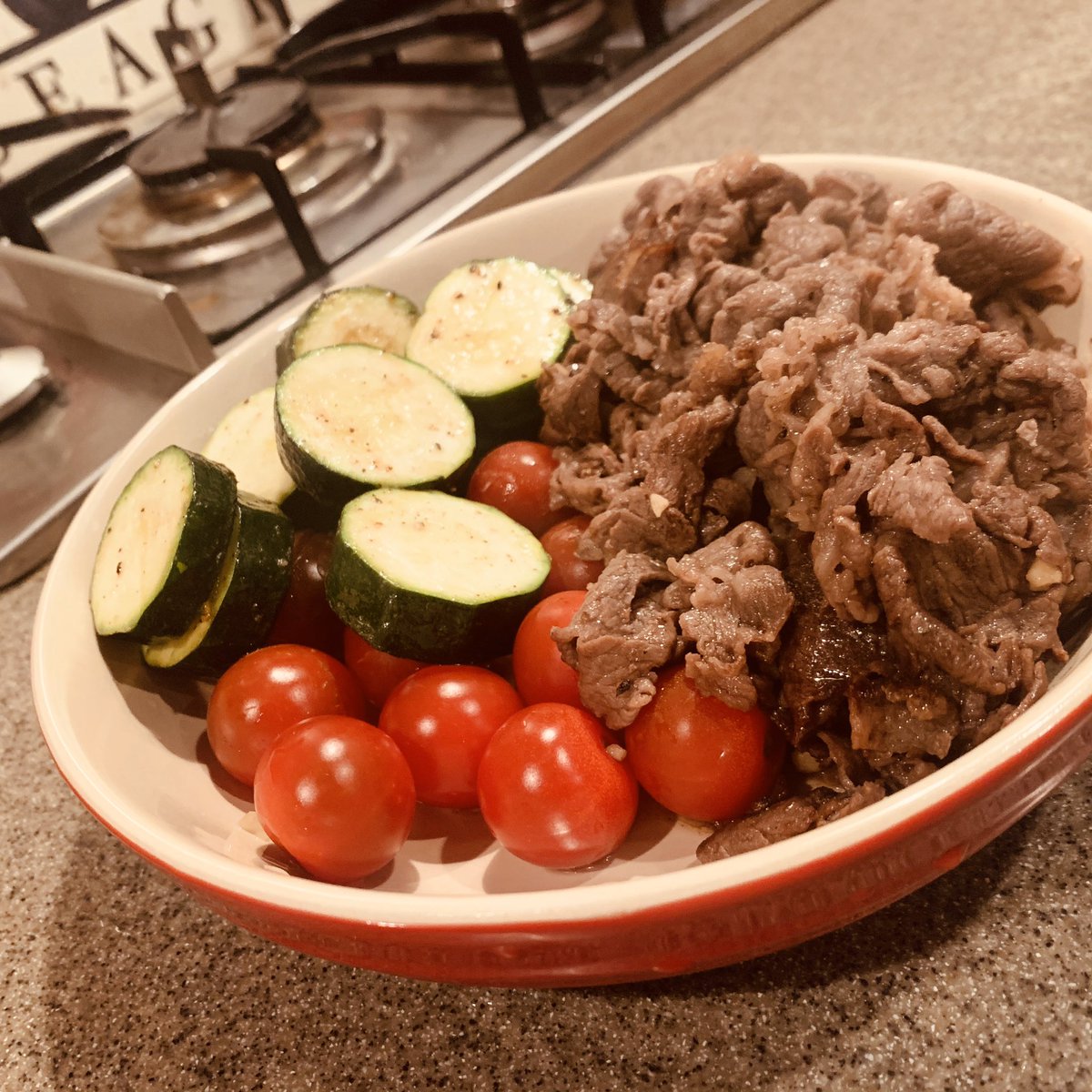 たまには
牛。

#アツオメシ #男時 #自炊 #男飯 #牛肉 #大盛り #メガ盛り  #大食い #ズッキーニ #プチトマト