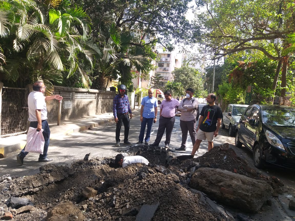 Asif_Zakaria's tweet photo. Initiated the work of missing link connectivity of Storm Water Drain at St. Paul Road to negate the flooding issue during monsoon,  road closed for a few days inconvenience cause is regretted #bandramatters #bandraroads @my_bmc @mybmcWardHW @mybmcRoads https://t.co/QVJUR2aQw1