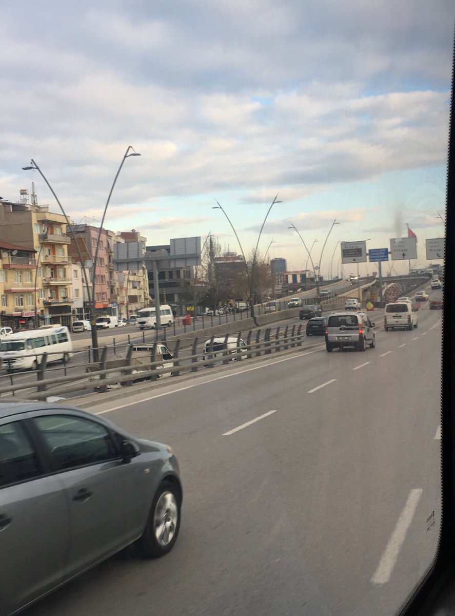 Hala işe gidiyor olmamız akşam dönerken ‘acaba evime virüs taşıyor muyum’ endişesi içeriyor. 
Bu da işverenlerin göz ardı ettiği bir duygu.
#evdekalamıyoruz