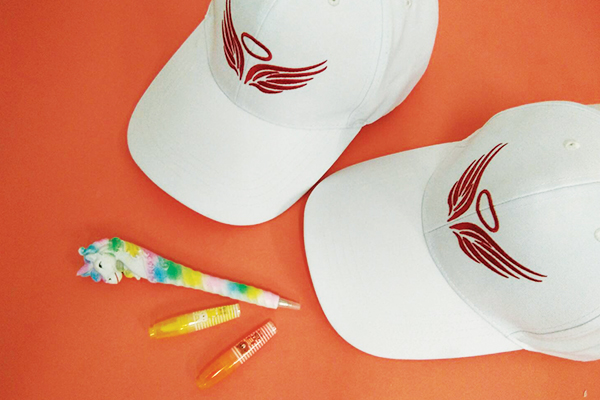 captome99's tweet image. 🧢 หมวกแก๊ปสีขาว ปักไหมแดง ตัวโลโก้ที่ปักโดดเด่นเห็นชัดเจนค่ะ ฝีเข็มการปักคมชัด

🧢 ออเดอร์นี้ชื่อว่าหมวกปีกนางฟ้าค่ะ ลูกค้าออเดอร์จำนวน 500 ใบ งานส่งเรียบร้อยของถึงลูกค้าเรียบร้อยค่ะ 

🙏 แอดมินขอมารีวิวกราบขอบพระคุณลูกค้าที่ไว้วางใจให้ CAP TO ME ผลิตหมวกให้นะคะ 

📱087-6875445