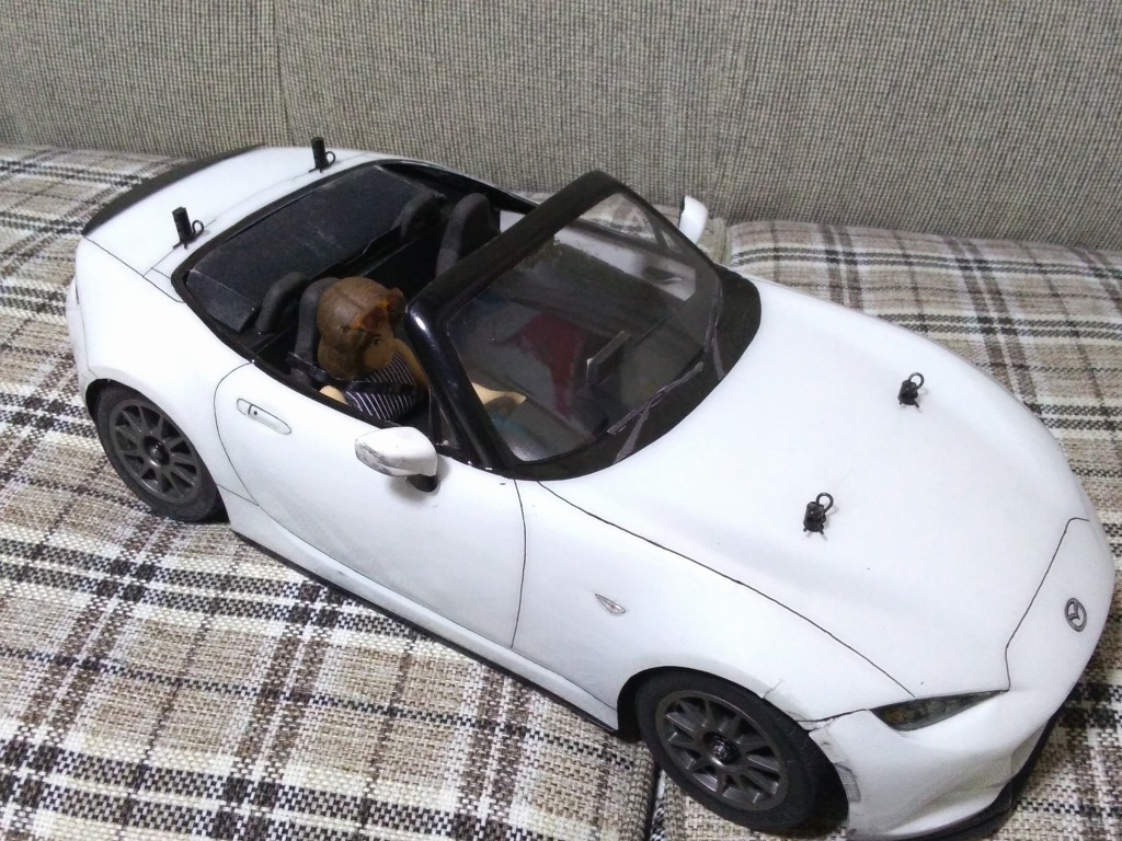 あべびー No Twitter Ndロードスターはちゃんとオープンに改造 内装バスタブはpp板から シートや女性フィギュアは軽量樹脂粘土から作成 幌も脱着でき 包帯テープを張って幌っぽくしている シャーシはm04 これだけが唯一上部に突起物が無くオープンにできる