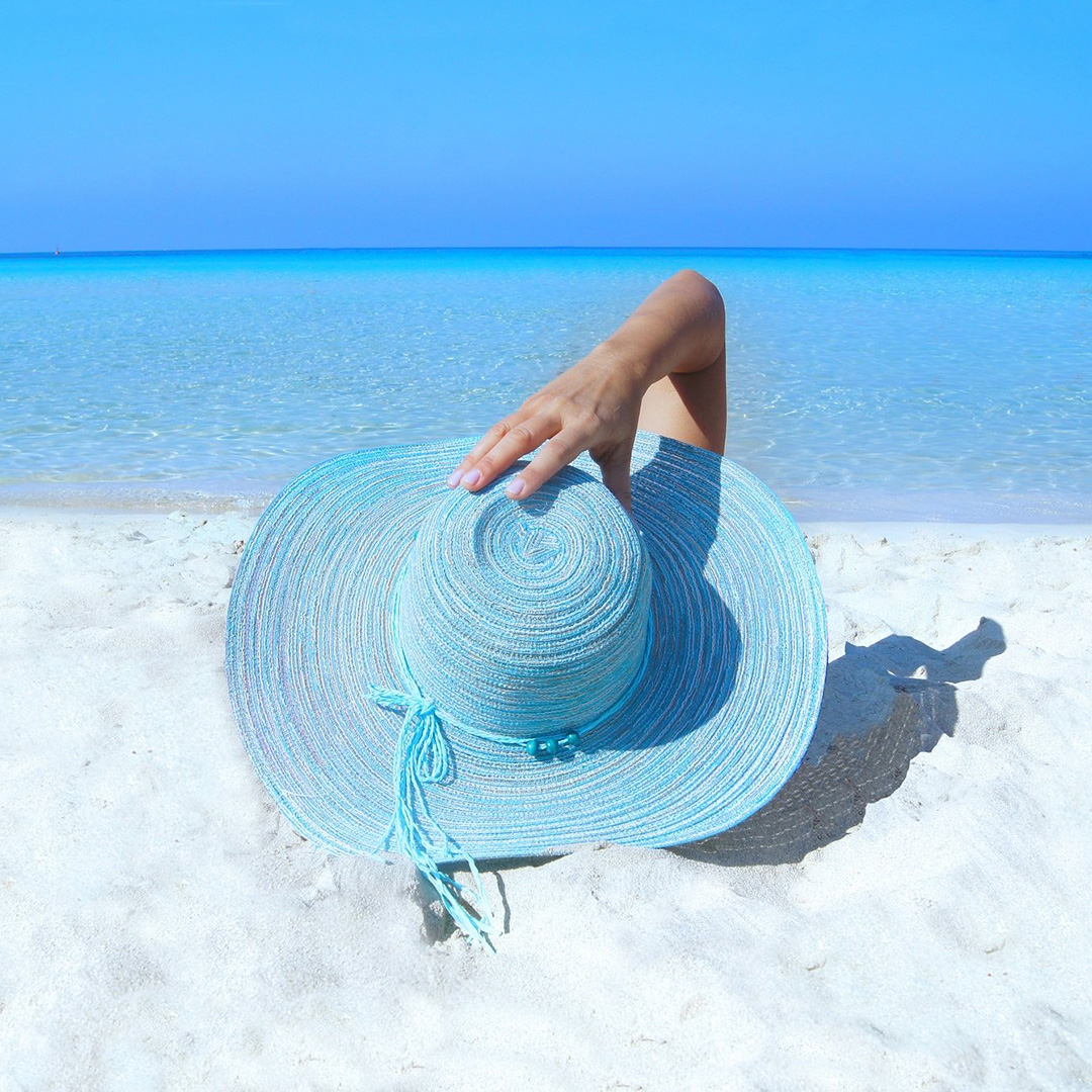 This looks blissful to us right now! 🌍
.
.
.
.
#simplybeach #beachlife #sunseasand #holidayvibes #holidaygoals #beachdays #sundayvibe #takemetothesea #takemetothebeach #beachplease #getaway