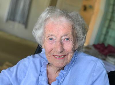 Linda_Regan's tweet image. Happy happy 103rd birthday to the wonderful Dame Vera Lynn. Stoic and beautiful and helped get this country through hard war days. Dame Vera.....’May you always walk in Sunshine.’ So proud to be a Sister Ratling with you.