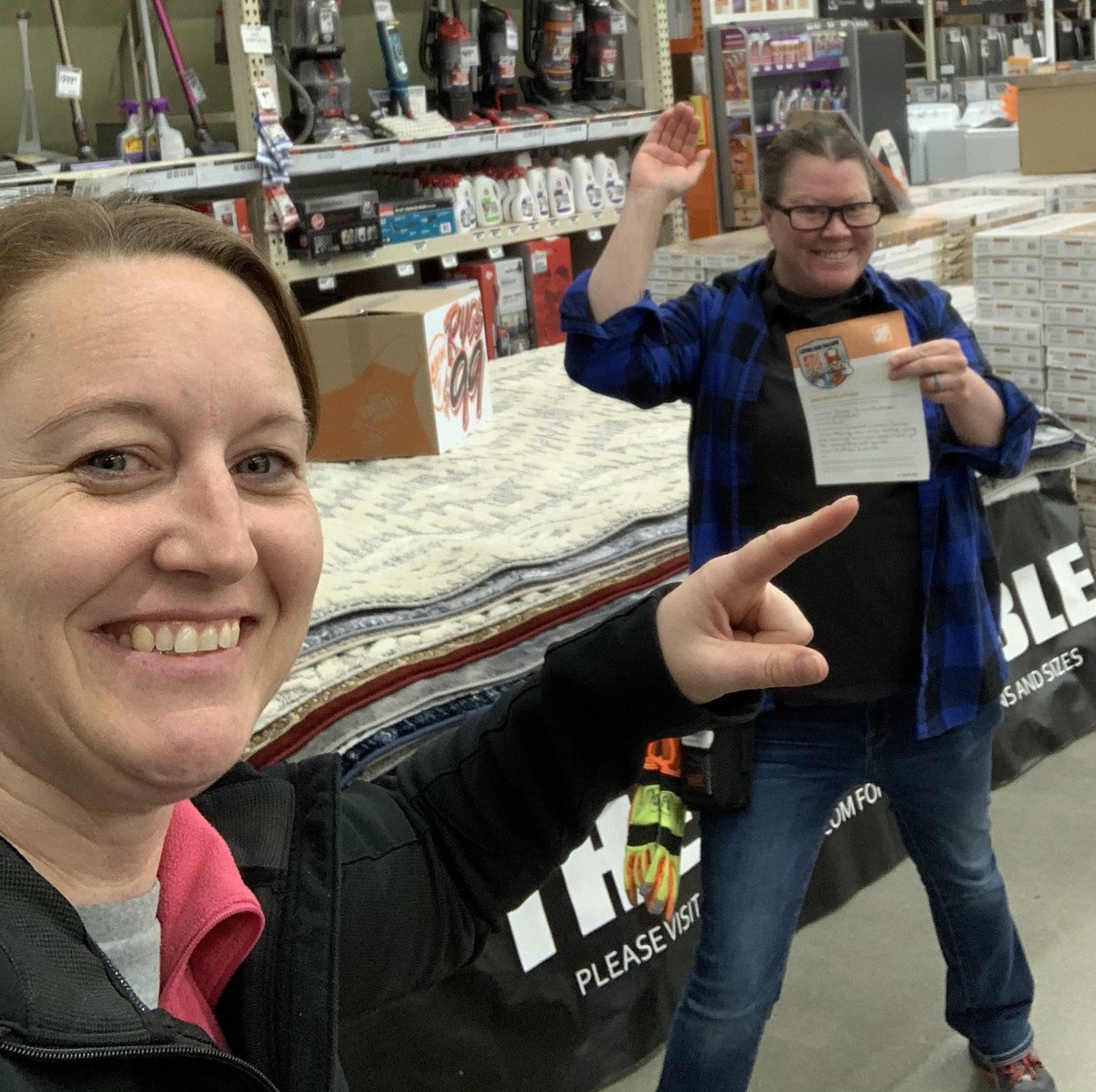 While using social distancing Jaime from 2406 receiving a homer award for helping out with other stores and training new supervisors thank you for all that you do! ⁦<a href="/DanCookMET176/">Dan Cook</a>⁩ ⁦<a href="/JCHomeDepot/">John Carr</a>⁩