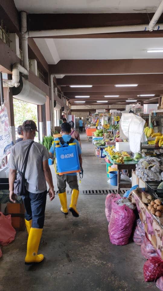 DBKKtweet's tweet photo. DBKK bekerjasama dengan Kementerian Kesihatan Malaysia untuk menjalankan kerja-kerja pembersihan dan nyah kuman/disinfeksi bagi mengekang penularan virus covid 19 di pasar-pasar awam yang diwartakan Di Bandaraya Kota Kinabalu pada setiap hari. https://t.co/4VLK7EqsUE
