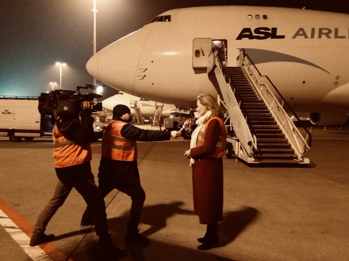 De eerste 5 miljoen chirurgische mondmaskers zijn in ons land. Deze nacht geland in Luik en naar een depot gebracht. Vandaag worden ze verdeeld via de provincies. Ze zijn voor de helden in de strijd tegen dit virus, de zorgverstrekkers!
Zorgen voor elkaar 👊
#corona #samensterk