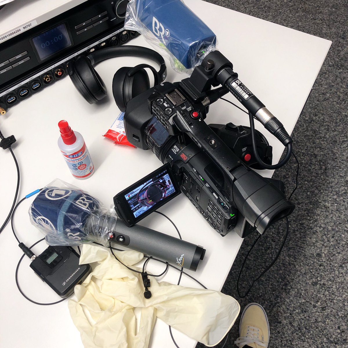 #Coronakrise: Normalerweise bin ich beim Drehen am liebsten so nah an den Leuten dran, dass das Mikro der Kamera anstößt. Jetzt nur noch mit 1,5 - 2 Meter Abstand &amp; immer mit Vorsicht. Das Ziel: Ein kleines bisschen Draußen zu den Menschen nach Hause bringen. #bleibtsdahoam <a href="/BR24/">BR24</a>