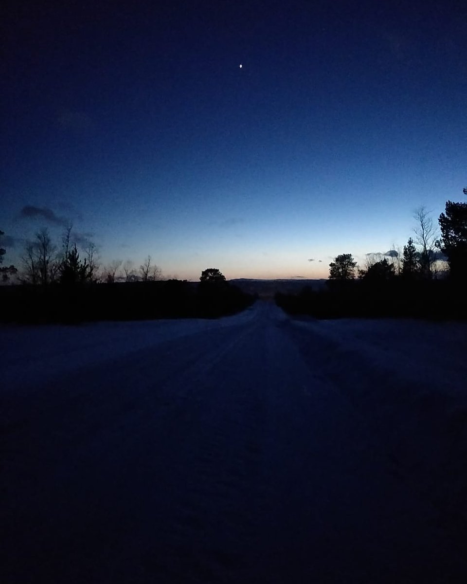 KMhansabar's tweet photo. #karigasniemi is beautiful at #nighttime 🌌 the #sunset is still on the #horizon when you look down from the #highlands 🤩 picture from the #road down to #teno #valley 

#star #nightsky #utsjoki #lapland #Finland #exploreutsjoki #visitfinland #onlyinlapland #laplandfinland https://t.co/zgnxllgTfG
