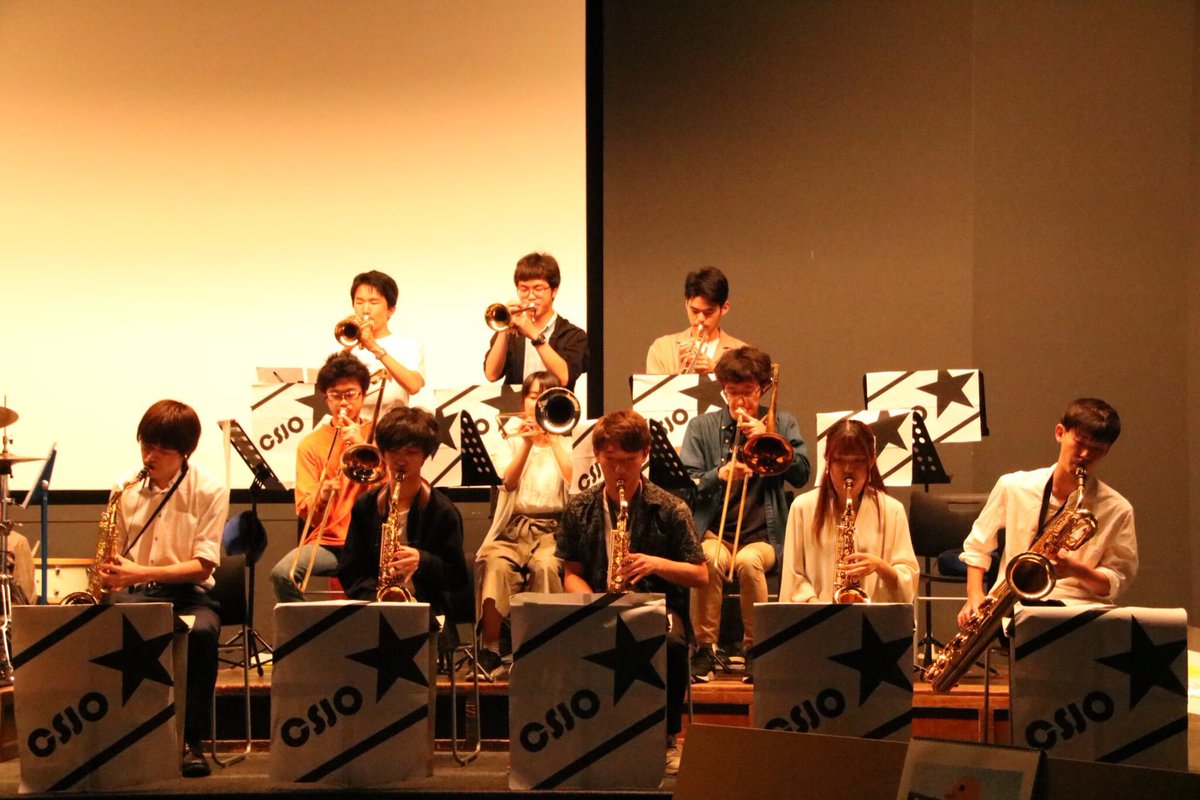 CSJO_SIT's tweet photo. 【✨活動内容✨ “Jazz Inn”編🎺】
毎年6月前半に"Jazz Inn"という1年生のお披露目会をします‼️😁
一年生主体で組んだ"Cバン"やJr.バンドなどが出演し、"Cバン"では一年生全員がソロを吹くなど、一年生に注目した和気あいあいとした演奏会です❗️
下の画像は去年の一年生達です‼️
#春から芝浦
#CSJO https://t.co/iDvBuJEVYC