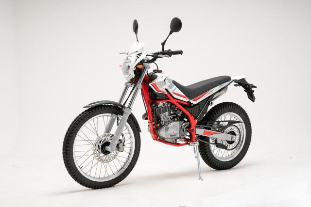 PutiMotor's tweet photo. イタリア「Beta」の真性トレックマシン「ALP200」が、日本上陸❗️

空冷200ccエンジンを搭載し、4ストモトクロッサーなみに超軽量。

オフロードを低速で愉しみたいライダーにオススメ‼️😆

【乾燥車重/シート高/タンク/最高出力/価格】 108kg/830mm/6L/16ps/588,000円

https://t.co/q4wmPJNn56 https://t.co/KrNu0OivC4