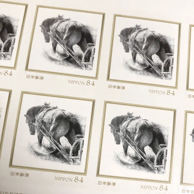 新しい馬の絵切手が完成しました🐴

少し大きめのサイズで封筒などにピッタリ🌸郵便物をよっこらしょとお届けします💨
https://t.co/flTPggbknw

#馬の絵 