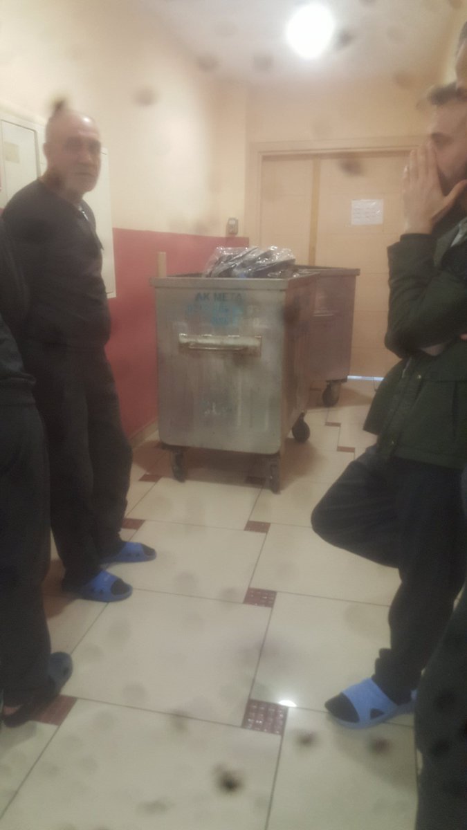 yigitoglu17's tweet photo. @ibbtvcanli @ibbBeyazmasa Burası evsizler birimi esenyurt,tehlikeli bir hastalık varken burası neden tam karantina altında değil içeriden dışarı çıkış var ama giriş yok,hergün hasta evsizler gidecekleri yer yokken sokağa salınıyor ve bu resim yemekhane önüne  konan çöp tenekeleri .@KucukkayaIsmail https://t.co/47tI07LNW6