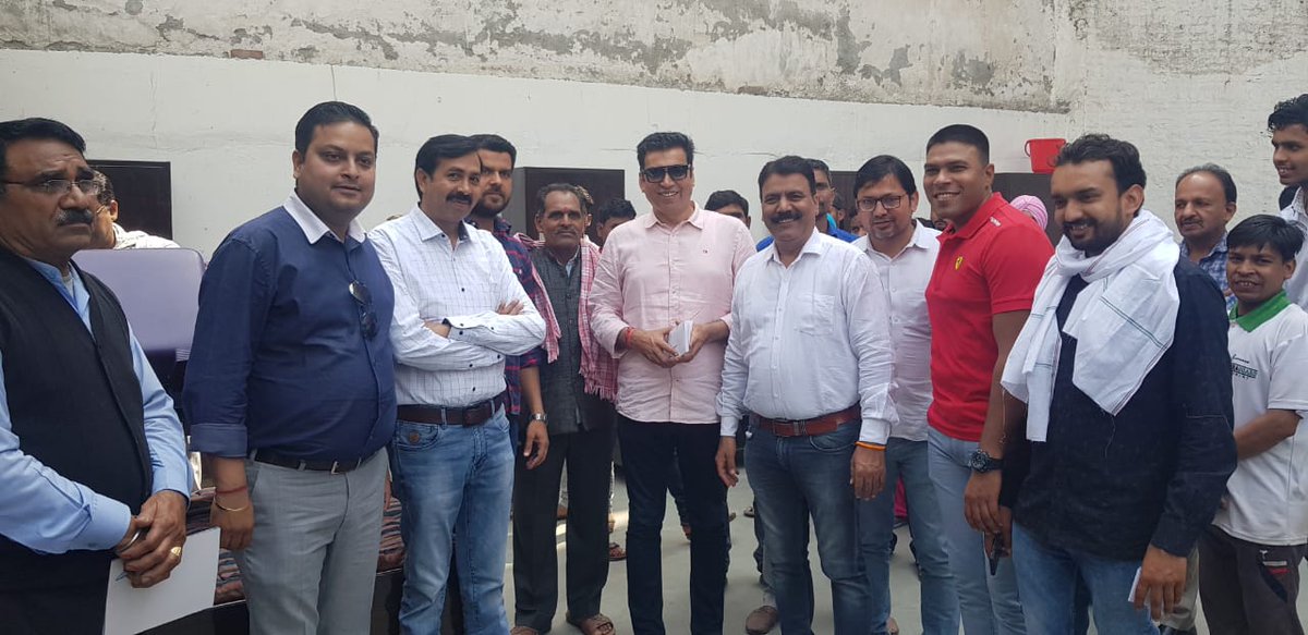 devendrayadvinc's tweet photo. बादली विधानसभा के मेरे साथियों के सहयोग से आयोजित होने वाले  सामूहिक विवाह समारोह में आज 15 कन्याओं के परिवार वालों को जरूरत का समान भेंट किया। कोरोना वायरस के चलते कार्यक्रम को पूर्ण रूप नहीं दिया जा सका। #DevenderYadav #CoronavirusOutbreakindia https://t.co/s36tdI4g5Y