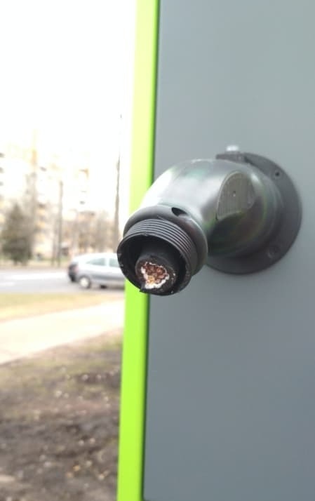 belteanews's tweet photo. В Минске у свежепоставленных зарядных станций для электромобилей спёрли почти все кабели https://t.co/vQH0tDmYJq