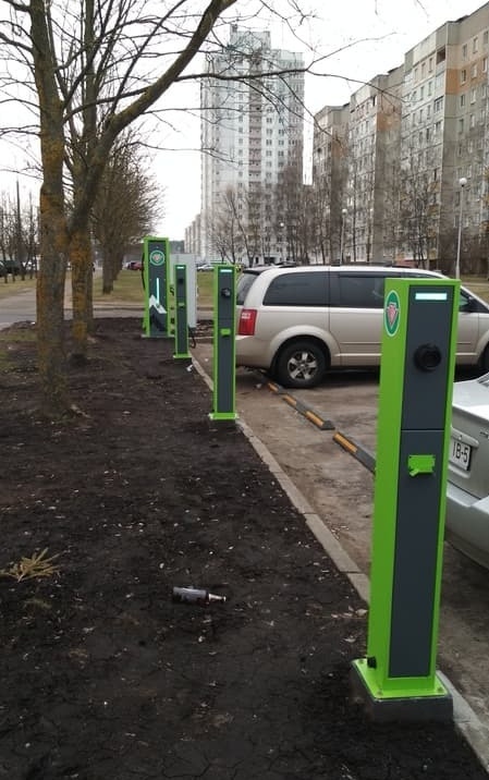 belteanews's tweet photo. В Минске у свежепоставленных зарядных станций для электромобилей спёрли почти все кабели https://t.co/vQH0tDmYJq